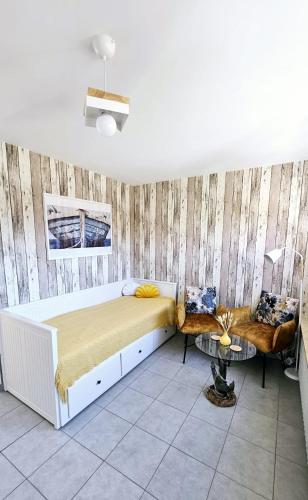 a bedroom with a bed and a couch and a table at Lust auf Meer - Appartement Ferienwohnung Terrasse kleine Hunde willkommen Nähe Nordsee in Cuxhaven