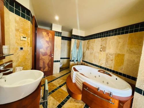 Ático dúplex, con piscina privada, jacuzzi y gimnasio
