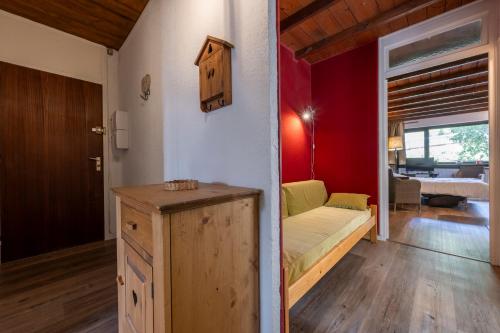 - une chambre avec un lit et une table dans l'établissement Petit Blanchon - Au pied des pistes - Parking, à Uvernet