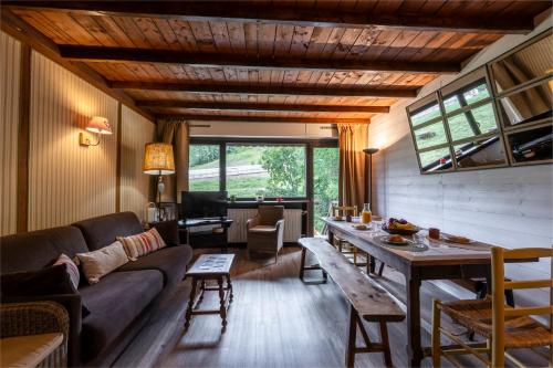 un salon avec un canapé et une table dans l'établissement Petit Blanchon - Au pied des pistes - Parking, à Uvernet
