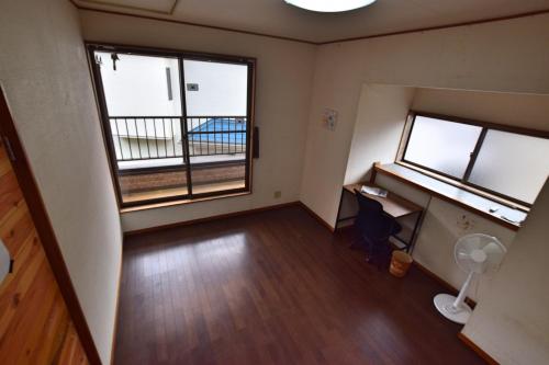 Habitación vacía con 2 ventanas y escritorio. en GATE Yamanashi Tsuru, en Tsuru 
