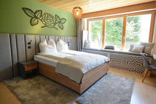 シュルンスにあるGreen Hammerの窓のある部屋にベッドがある寝室