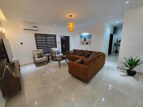 Χώρος καθιστικού στο The Blcksite - 3 bedroom apartments in Wuse
