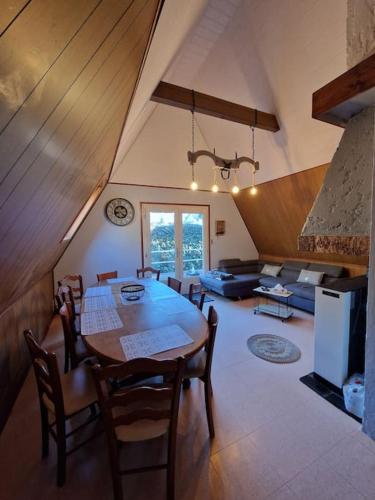 un salon avec une table et un canapé dans l'établissement Chalet à la Montagne, à Sainte-Marie-de-Campan