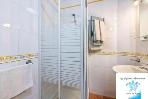 Ένα μπάνιο στο La Caytispa