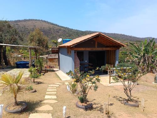 Nespecifikovaný výhled na hory nebo výhled na hory při pohledu z chaty