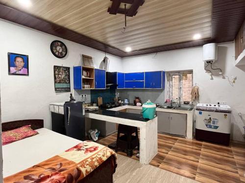 Η κουζίνα ή μικρή κουζίνα στο secluded homestay 30 mins from Patal Bhuwaneshwar