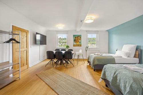 a bedroom with two beds and a table and chairs at Sali Homes - Schwäbisch Hall - Altstadt GG 95 in Schwäbisch Hall