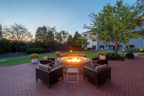 a patio with a fire pit with chairs and a table at Courtyard Columbus Airport in Columbus