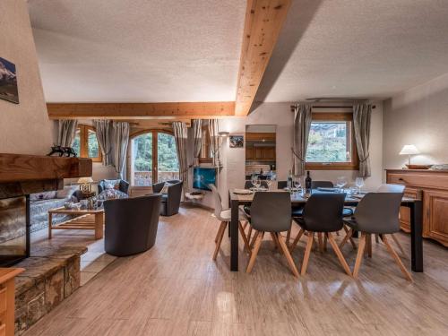 un salon avec une table et des chaises de salle à manger dans l'établissement Duplex spacieux à Courchevel 1850 - 8 pers, pieds des pistes, cheminée, garage, Wifi inclus - FR-1-631-56, à Courchevel