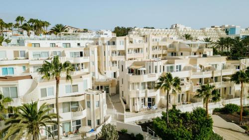 an aerial view of apartment buildings with palm trees at R2 Maryvent Beach Apartments in Costa Calma