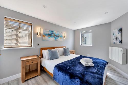 ノリッジにあるStylish & Cosy 2BR Ensuite Condo with Parkingの大きなベッドと窓のある寝室