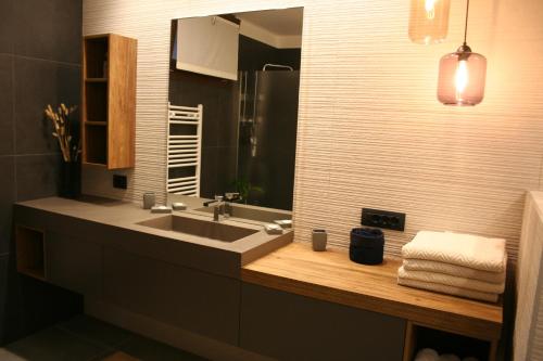 a bathroom with a sink and a mirror at ferienwohnungkarlena in Cerro Lago Maggiore