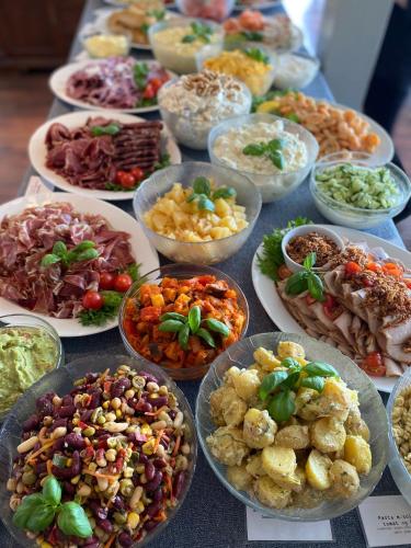 Makanan di atau berdekatan rumah tamu ini