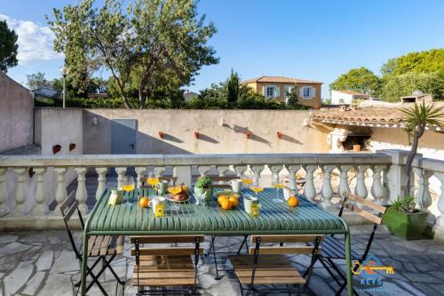 - une table sur un balcon avec des oranges dans l'établissement Maison Jade - Villa avec piscine - Barbecue - Calme, à Narbonne