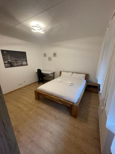 a bedroom with a bed and a desk in a room at Bequemes Zimmer in moderner Unterkunft My Pension Duisburg in Duisburg