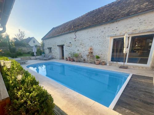 une piscine dans l'arrière-cour d'une maison dans l'établissement Casa la Rosa & Spa, à Courdimanche-sur-Essonnes