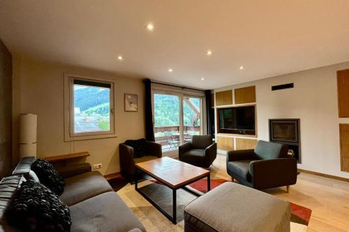 un salon avec un canapé, des chaises et une table dans l'établissement Lachat 15, à Mussillon