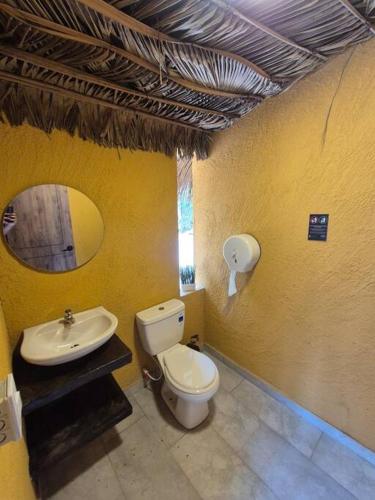 Ecoluxury Villa Yakarta Playa artificial minicine في ميلغار: حمام مع مرحاض ومغسلة