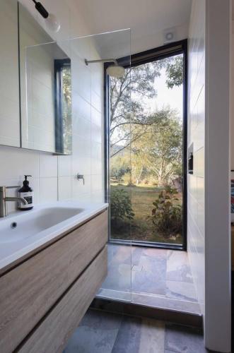 Un baño con bañera y una gran ventana. en Harvest, en Lyntors