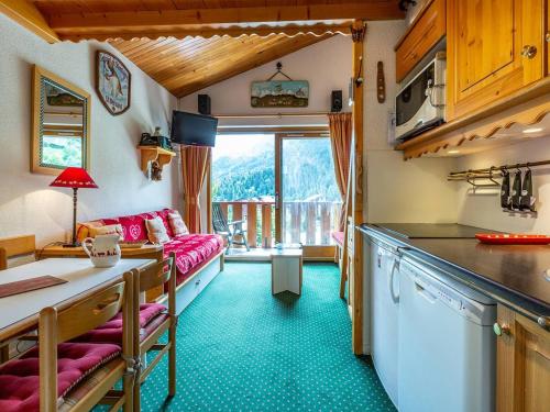 une cuisine et un salon avec un canapé dans l'établissement Appartement 1 ch. confortable avec balcon et casier à skis à Méribel - FR-1-355-45, à Méribel