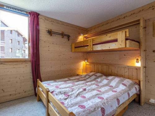- une chambre avec un lit et deux lits superposés dans l'établissement Méribel Mottaret : Appart. Confortable 2 Ch, Balcon, Ski-In/Ski-Out - FR-1-355-50, à Méribel