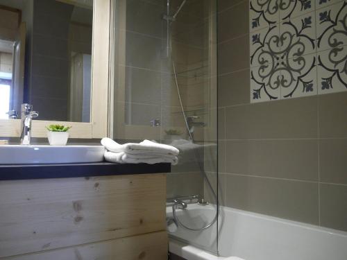 une salle de bain avec un lavabo, une baignoire et une douche dans l'établissement Charmant appartement à Méribel, 1 chambre, au pied des pistes, équipé et confortable - FR-1-355-32, à Méribel