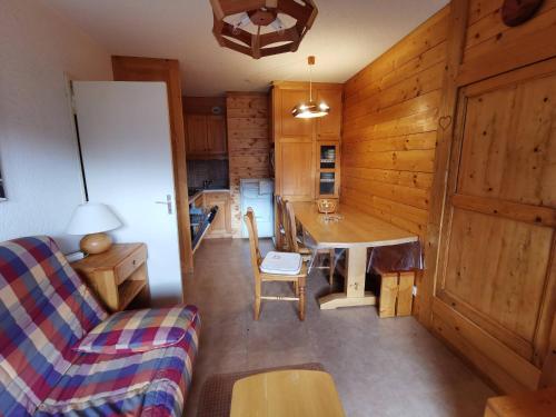 un salon avec un canapé et une table dans une pièce dans l'établissement Appartement familial à Méribel, proche des pistes, balcon et casier à skis - FR-1-355-37, à Méribel