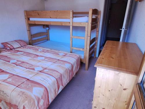une chambre avec deux lits superposés et un bureau dans l'établissement Appartement familial à Méribel, proche des pistes, balcon et casier à skis - FR-1-355-37, à Méribel