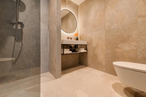 a bathroom with a shower and a toilet and a sink at Boutique Hotel Herbergh Amsterdam Airport FREE PARKING in Badhoevedorp