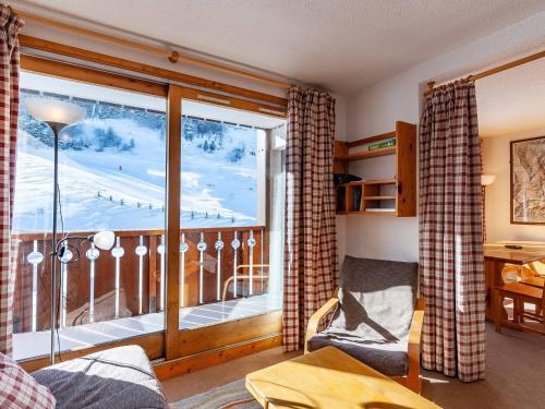 d'un salon avec une fenêtre donnant sur une piste de ski. dans l'établissement Appartement 2 chambres avec balcon, proche pistes et ESF - Méribel Mottaret - FR-1-355-48, à Méribel