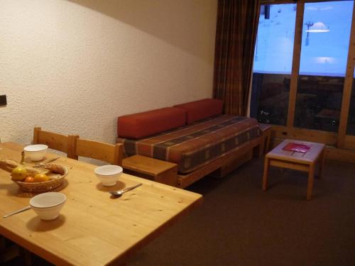 un salon avec un canapé et une table dans l'établissement Appartement cosy 36m² pour 5 pers., balcon sud-ouest, au pied des pistes, Laitelet, Les Allues - FR-1-355-123, à Méribel