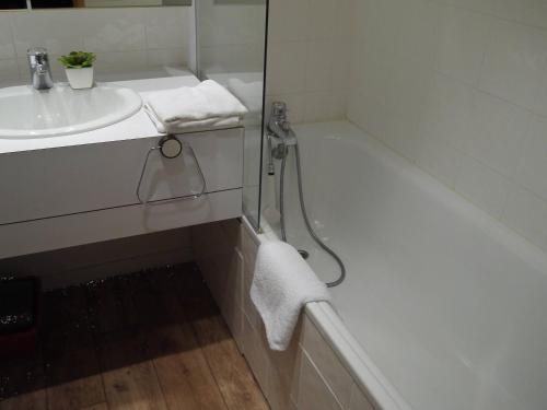 une salle de bain avec une baignoire et un lavabo dans l'établissement Appartement cosy 36m² pour 5 pers., balcon sud-ouest, au pied des pistes, Laitelet, Les Allues - FR-1-355-123, à Méribel