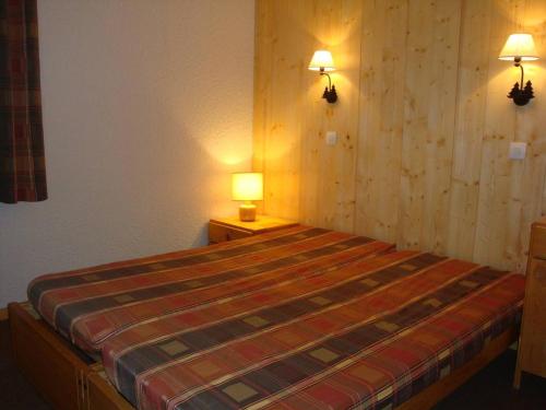 - une chambre avec un lit et deux lumières sur le mur dans l'établissement Appartement cosy 36m² pour 5 pers., balcon sud-ouest, au pied des pistes, Laitelet, Les Allues - FR-1-355-123, à Méribel