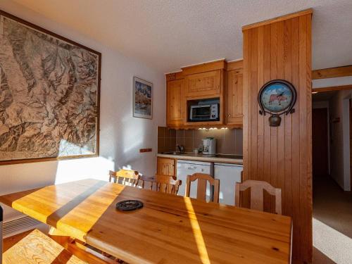 une cuisine avec une table en bois et une salle à manger dans l'établissement Appartement 2 chambres avec balcon, proche pistes et ESF - Méribel Mottaret - FR-1-355-48, à Méribel