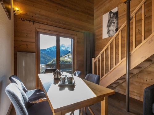une salle à manger avec une table et des chaises et une fenêtre dans l'établissement Charmant duplex 8 pers. skis aux pieds à Méribel Mottaret, balcon, cuisine équipée, animaux admis - FR-1-355-141, à Méribel
