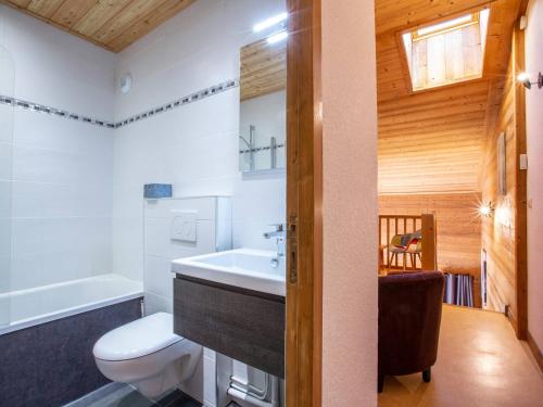 une salle de bain avec un lavabo blanc et des toilettes dans l'établissement Charmant duplex 8 pers. skis aux pieds à Méribel Mottaret, balcon, cuisine équipée, animaux admis - FR-1-355-141, à Méribel