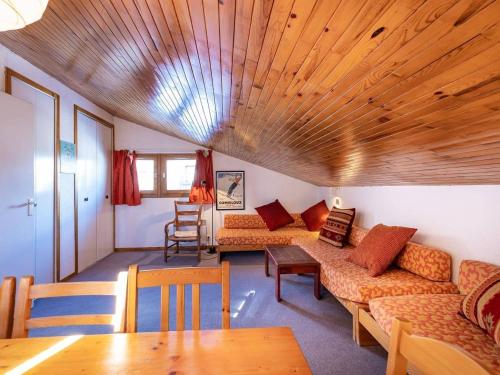 - un salon avec des canapés et un plafond en bois dans l'établissement Appartement spacieux 6 pers., balcon, casier à ski, au pied des pistes - FR-1-355-38, à Méribel