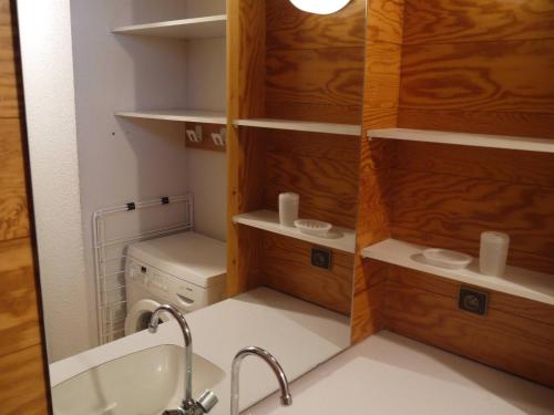 une salle de bain avec un lavabo et une machine à laver dans l'établissement Dupleix 2 chambres, balcon, proche pistes et commerces - FR-1-355-39, à Les Allues