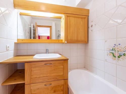 une salle de bain avec un lavabo, un miroir et une baignoire dans l'établissement Charmant appartement 3 chambres à Méribel, proche pistes et commerces - FR-1-355-200, à Les Allues