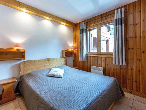 - une chambre avec un lit bleu dans l'établissement Charmant appartement 3 chambres à Méribel, proche pistes et commerces - FR-1-355-200, à Les Allues