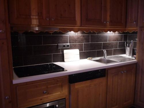 メリベルにあるBel appart T2 avec balcon proche pistes et commerces à Méribel - FR-1-355-70のシンクとカウンタートップのあるキッチン