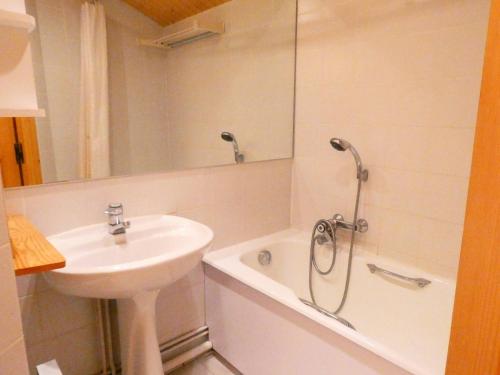 une salle de bain avec un lavabo et une baignoire et un lavabo dans l'établissement Appartement convivial à Méribel avec accès aux pistes et balcon - FR-1-355-75, à Méribel