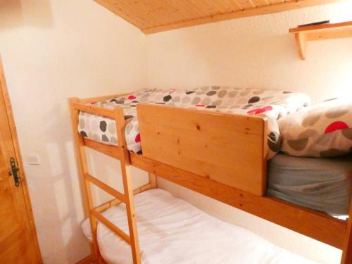 - un lit superposé avec une échelle dans une chambre dans l'établissement Appartement convivial à Méribel avec accès aux pistes et balcon - FR-1-355-75, à Méribel