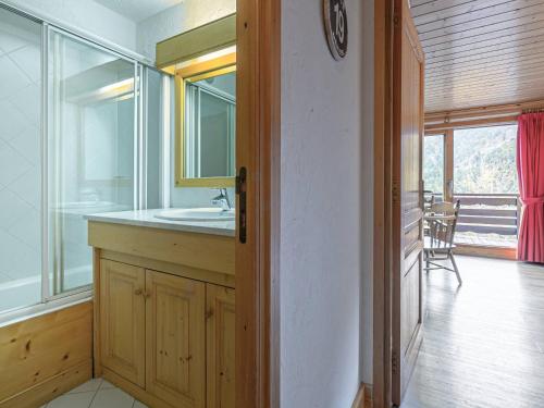 een badkamer met een wastafel en een spiegel bij Appartement familial - 2 chambres, balcon, proche pistes, Méribel - FR-1-355-96 in Méribel
