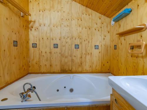 メリベルにあるChalet cosy à Méribel avec mezzanine et cuisine équipée - FR-1-355-100の木製の壁の浴室にある浴槽