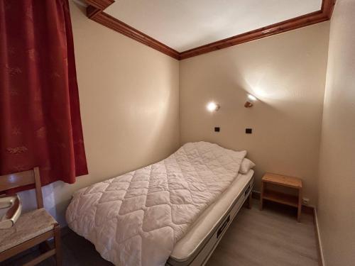 une petite chambre avec un lit dans une pièce dans l'établissement Appartement rénové à Méribel, 1 chambre, 3 couchages, balcon, accès pistes, casier à skis, WIFI - FR-1-355-175, à Les Allues