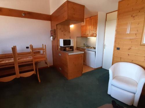 Cette petite chambre dispose d'une cuisine et d'un four micro-ondes. dans l'établissement Appartement duplex 7 pers, pistes, commerces, parking, balcon - FR-1-355-227, à Les Allues