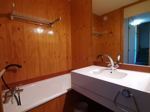 une salle de bain avec un lavabo et une baignoire dans l'établissement Appartement duplex 7 pers, pistes, commerces, parking, balcon - FR-1-355-227, à Les Allues