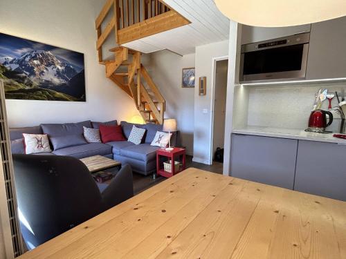 un salon avec un canapé et une table dans l'établissement Appartement familial à Méribel, balcon, casier à skis, parking privatif - FR-1-355-237, à Les Allues